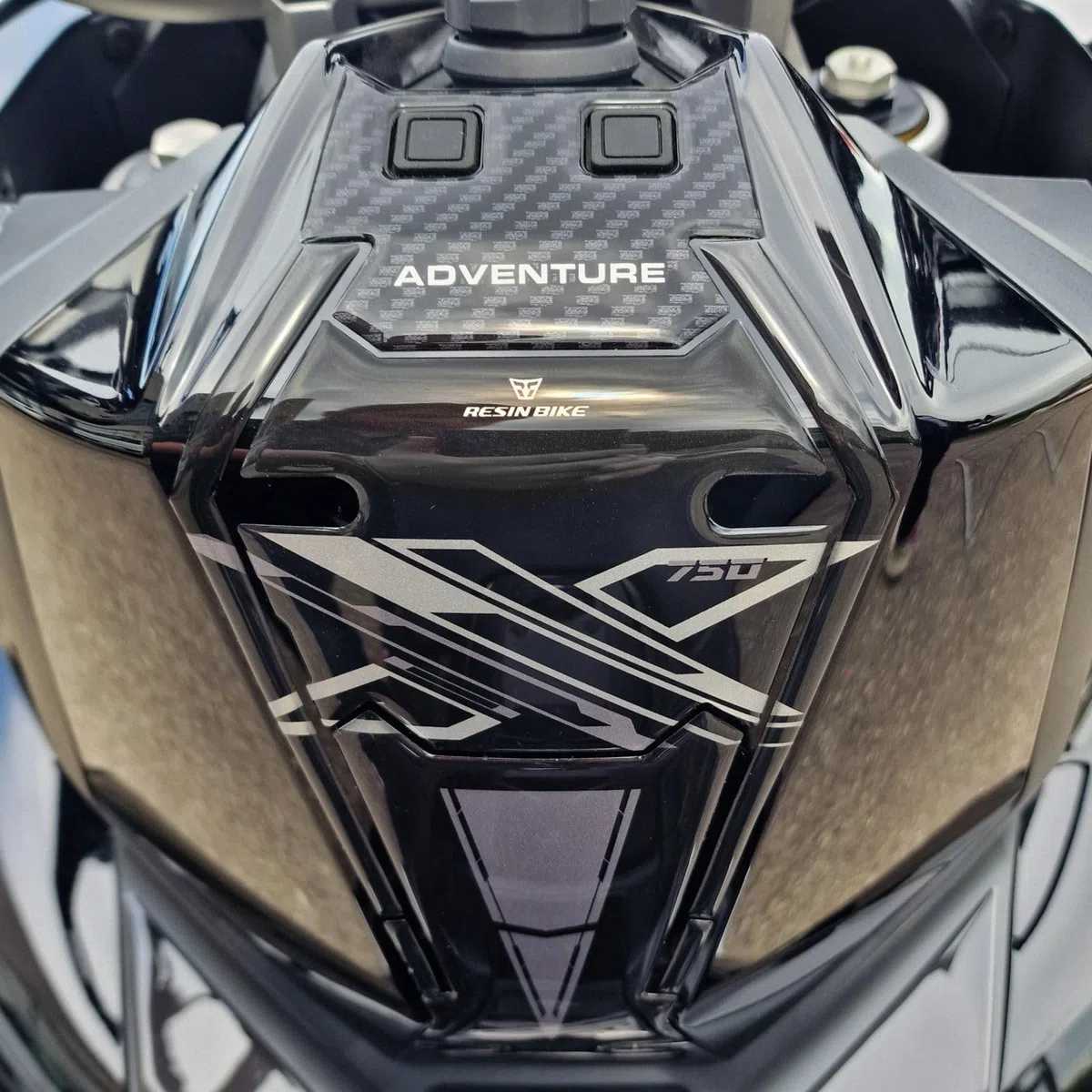 Resin Bike Kit Adesivi Scooter Compatibile con Honda X-ADV 750 2025-2026. Kit Completo Protezioni Carene, Pedana e Tunnel Antigraffio e Antiurto. Adesivi Resinati 3D Made in Italy