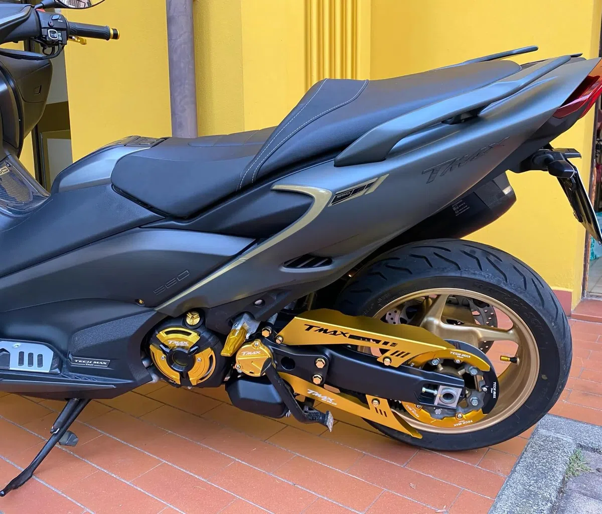 Moto Accessori per TMAX 560 Tech MAX TMAX560 2020 2021 2022 2023 2024 TMAX530 TMAX 530 2017 2018 2019 Protezione del Catena Decorativa Copertura in Alluminio Copri Cinta Paracinghia T max (Blu)