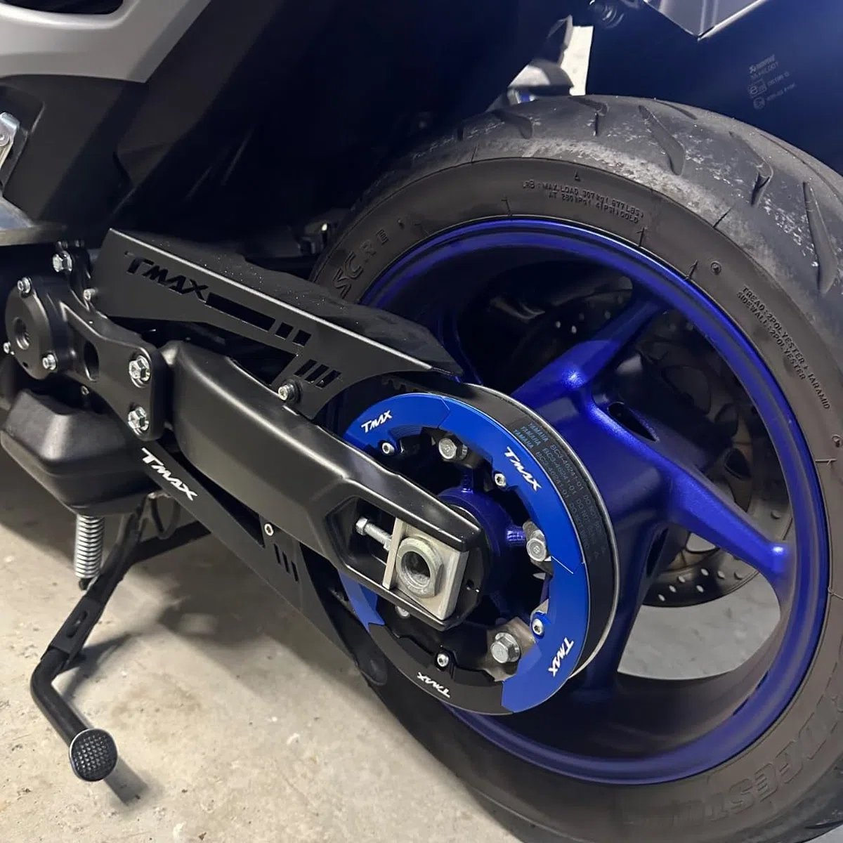 Moto Accessori per TMAX 560 Tech MAX TMAX560 2020 2021 2022 2023 2024 TMAX530 TMAX 530 2017 2018 2019 Protezione del Catena Decorativa Copertura in Alluminio Copri Cinta Paracinghia T max (Blu)